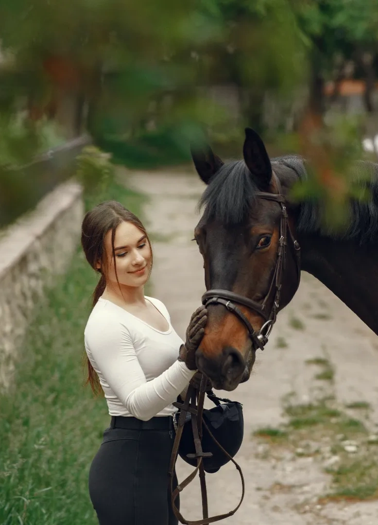 девушка с лошадью