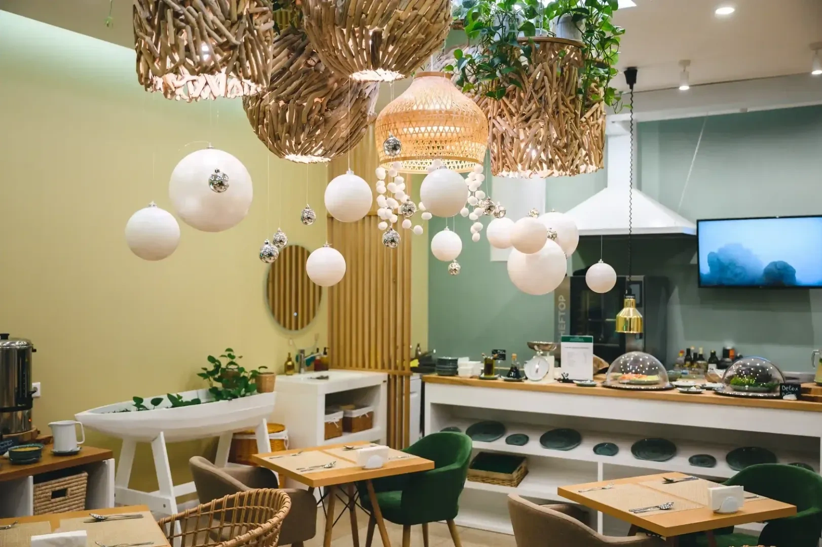 новогодние игрушки украшения в ресторане новогодние украшения в ресторане