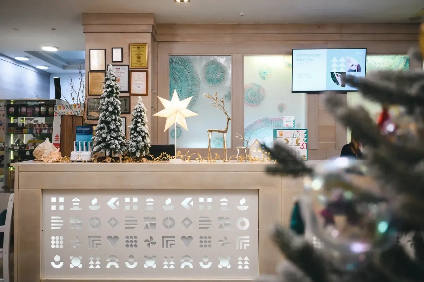 новогодние украшения в отеле ёлки олени звезда