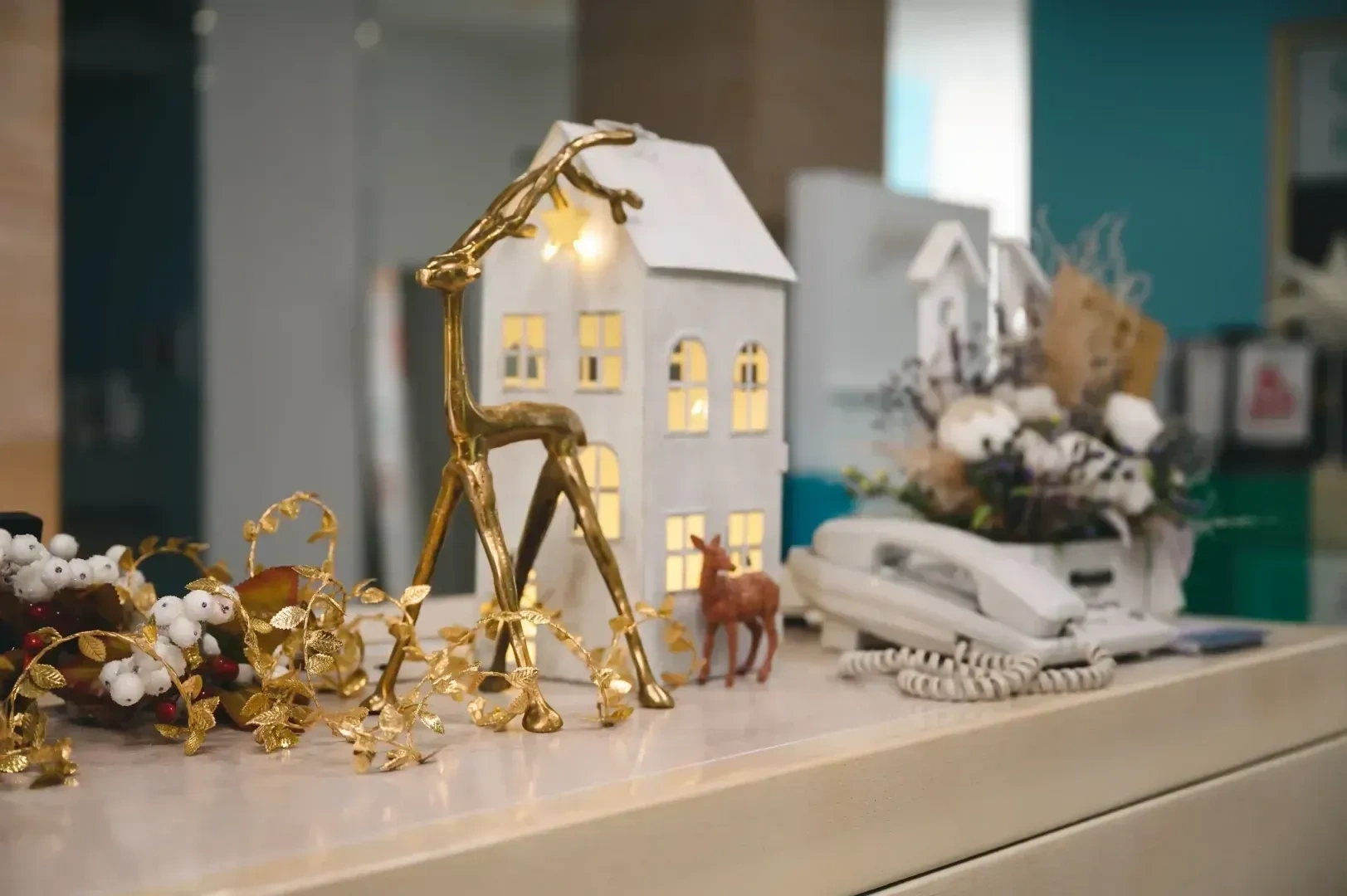 новогодние украшения и гирлянды