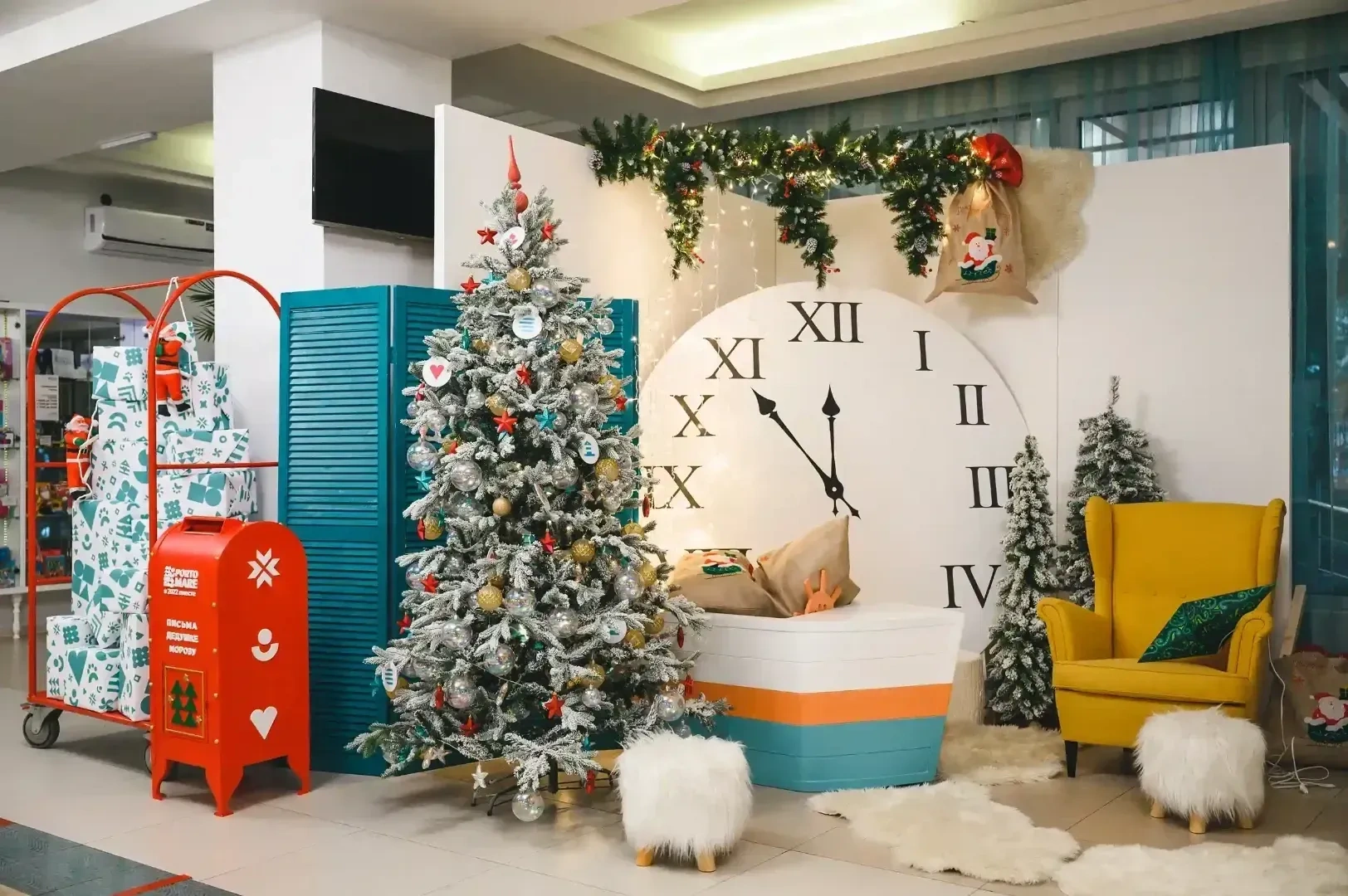 новогодняя фотозона с ёлкой подарками и почта деда мороза