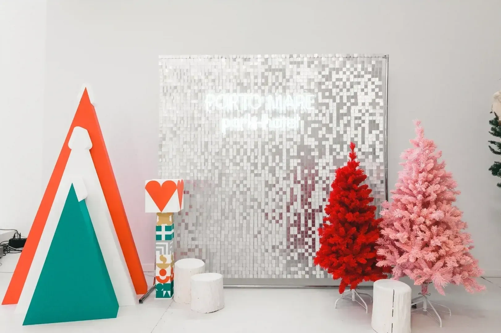 новогодняя фотозона цветные ёлки блестки