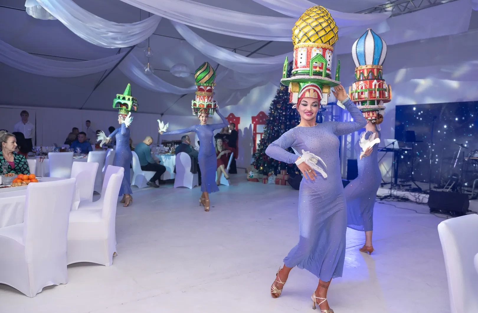 Девушки в кокошниках Достопримечательности России