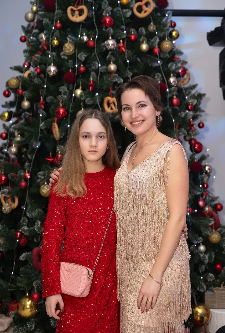 Гости у ёлки Мама с дочкой