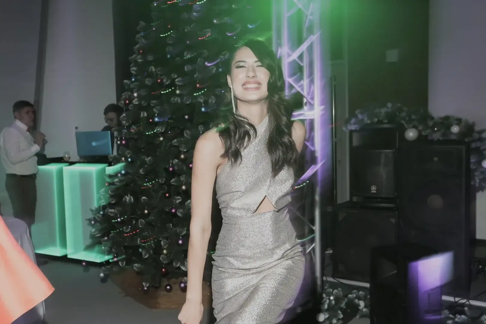 ёлка и девушка в дресс коде