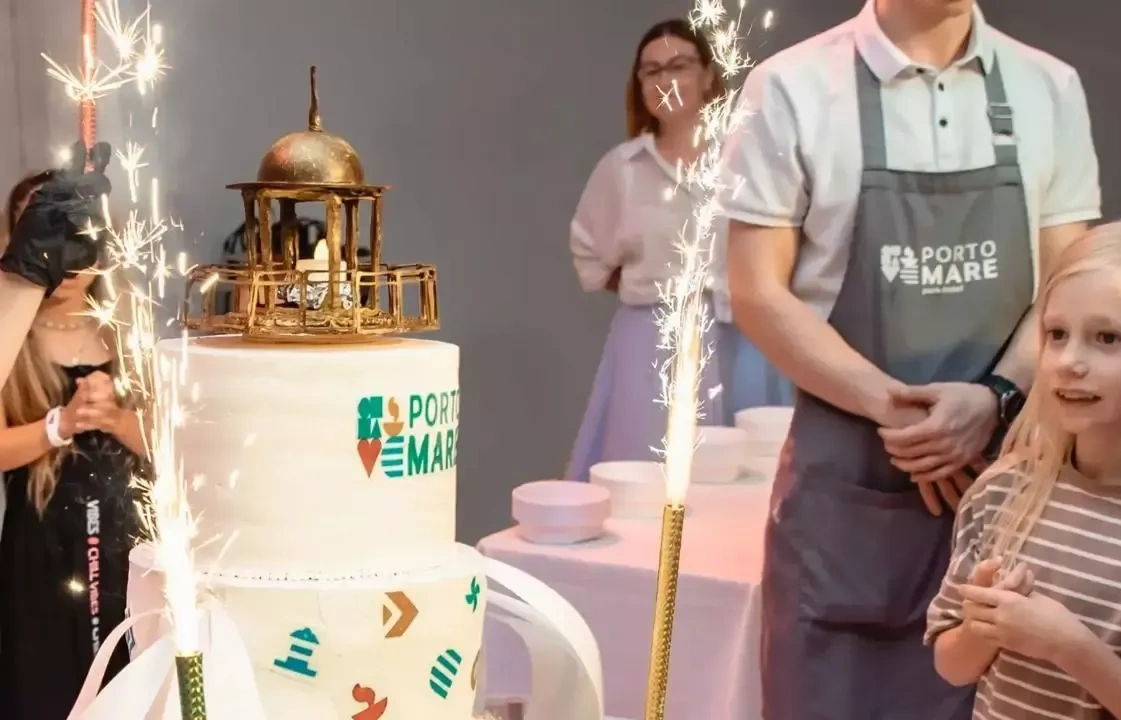 торт порто маре с фейерверком