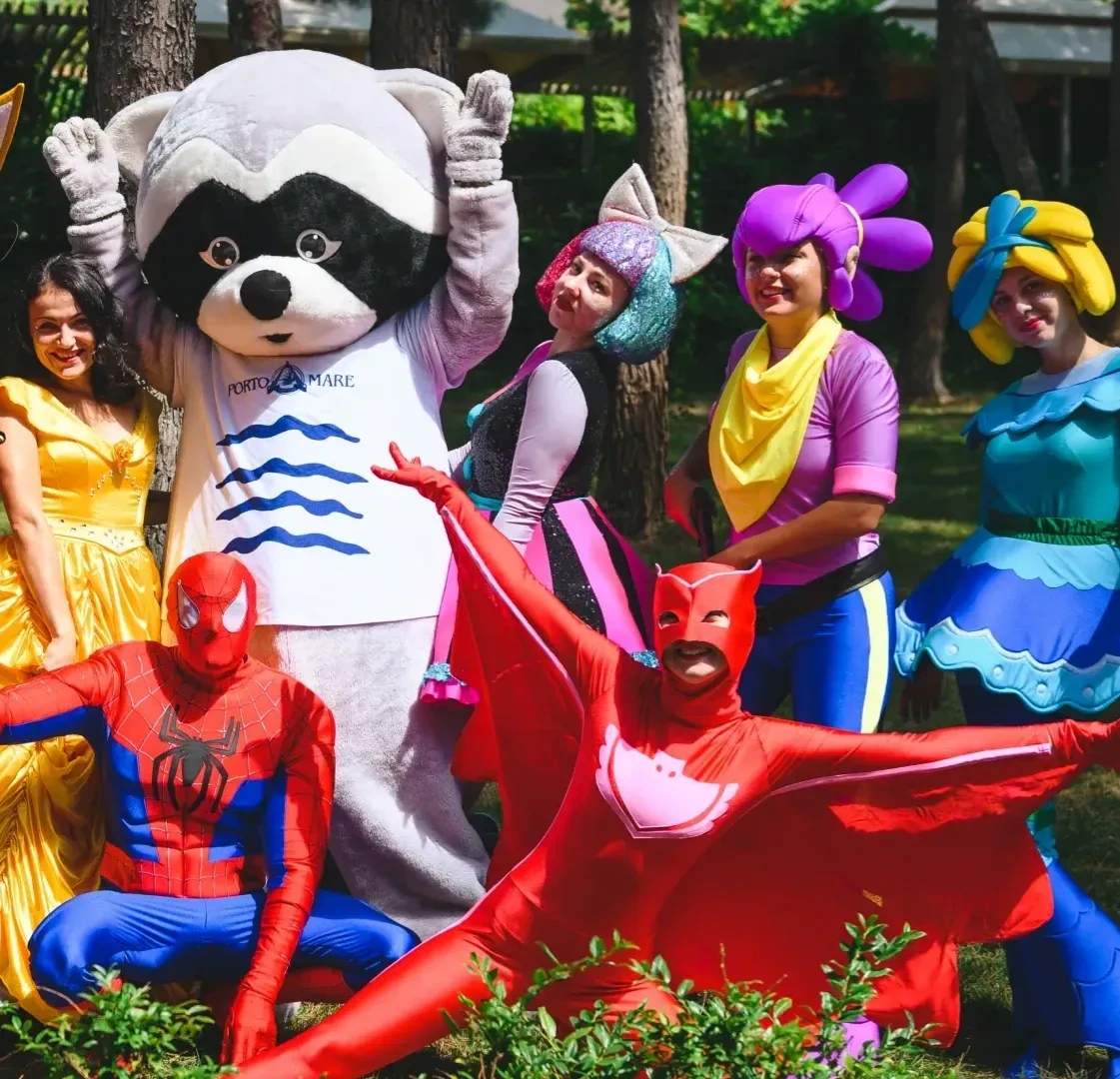 аниматоры в костюмах енот кроша