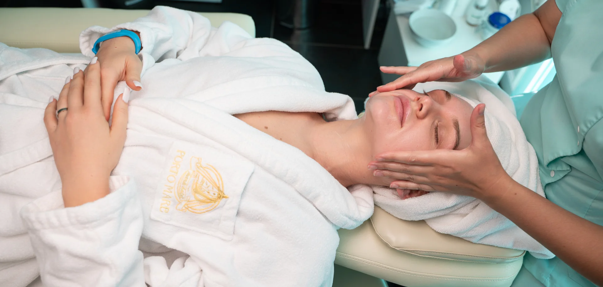 девушке делают массаж