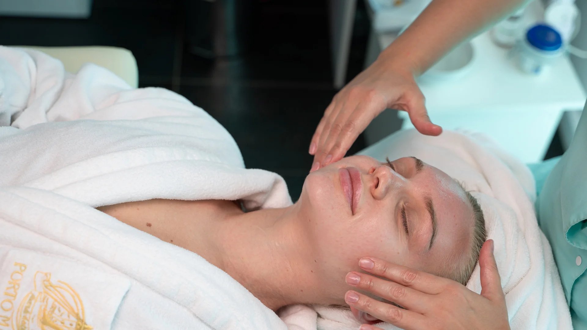 девушке делают массаж