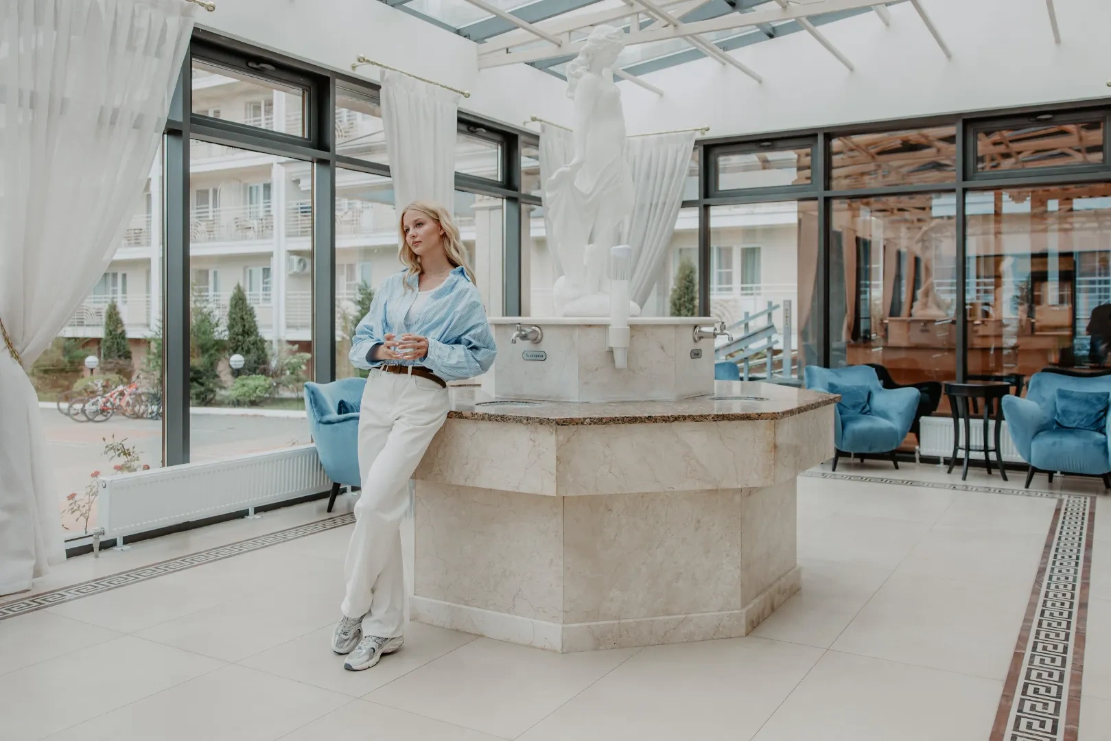 Девушка в бювете