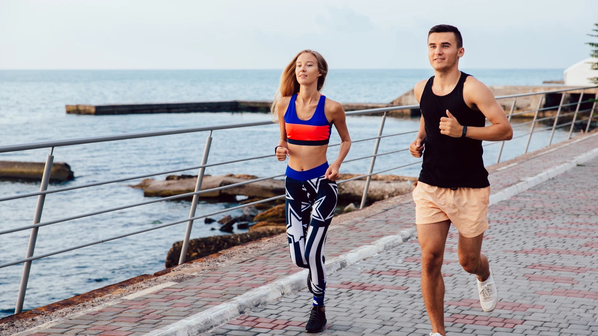 девушка и мужчина на пробежке