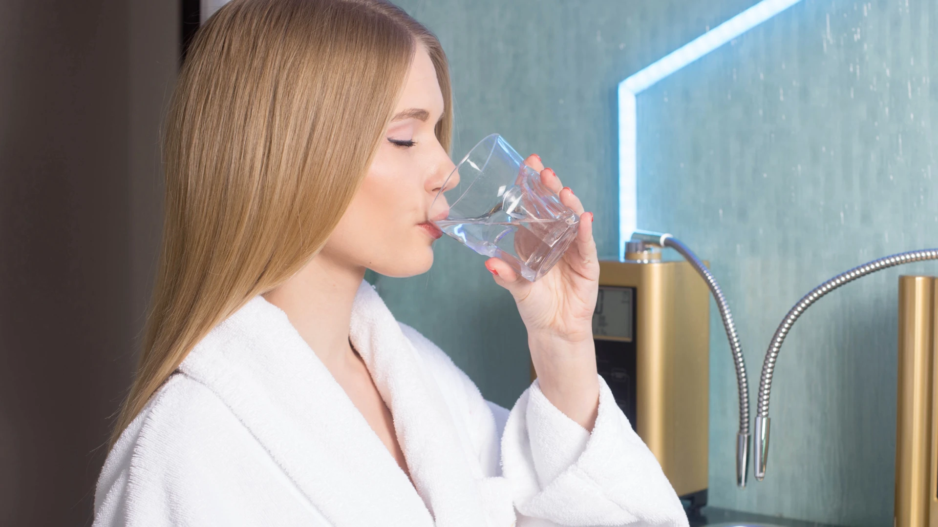 девушка пьет воду