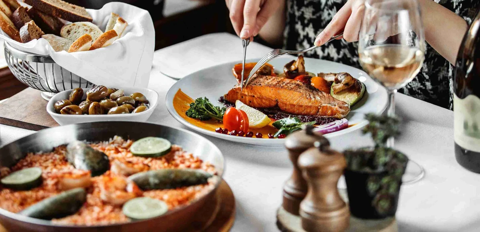 стол с салатом 