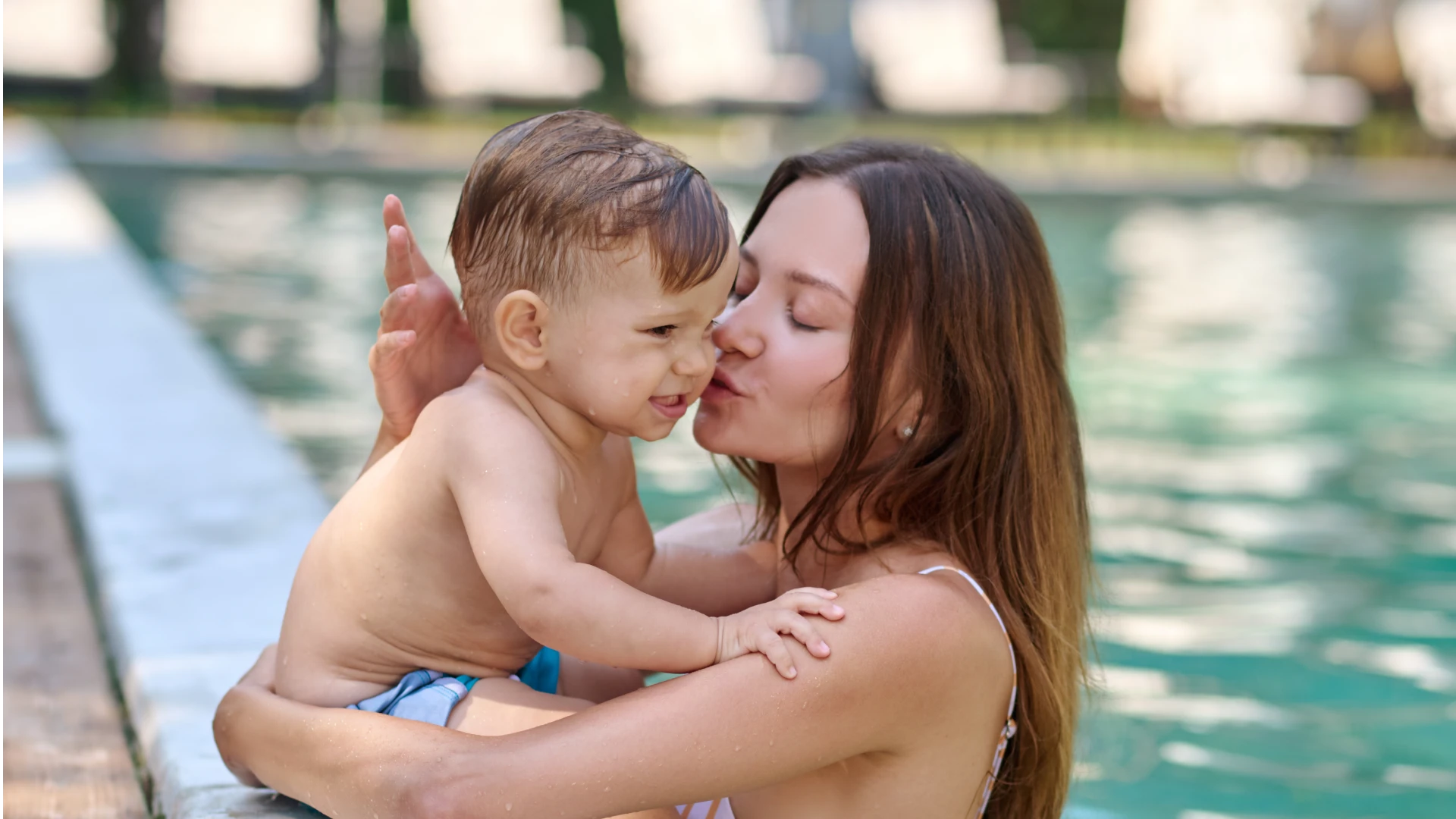 девушка целует ребенка