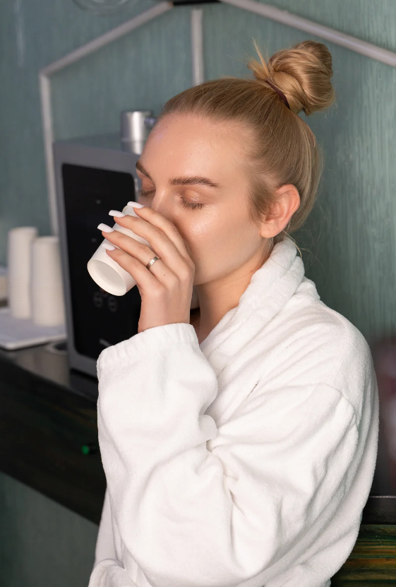 Девушка пьет воду