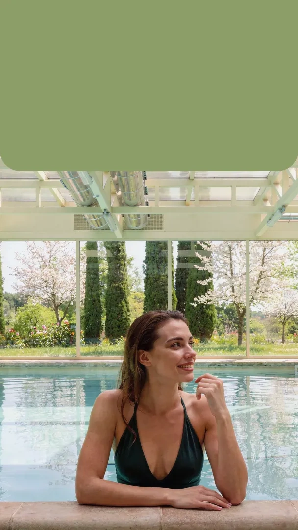 девушка в бассейне