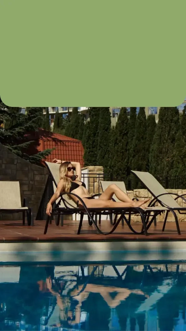 девушка у бассейна