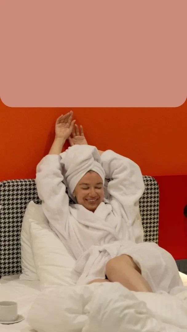 девушка в номере