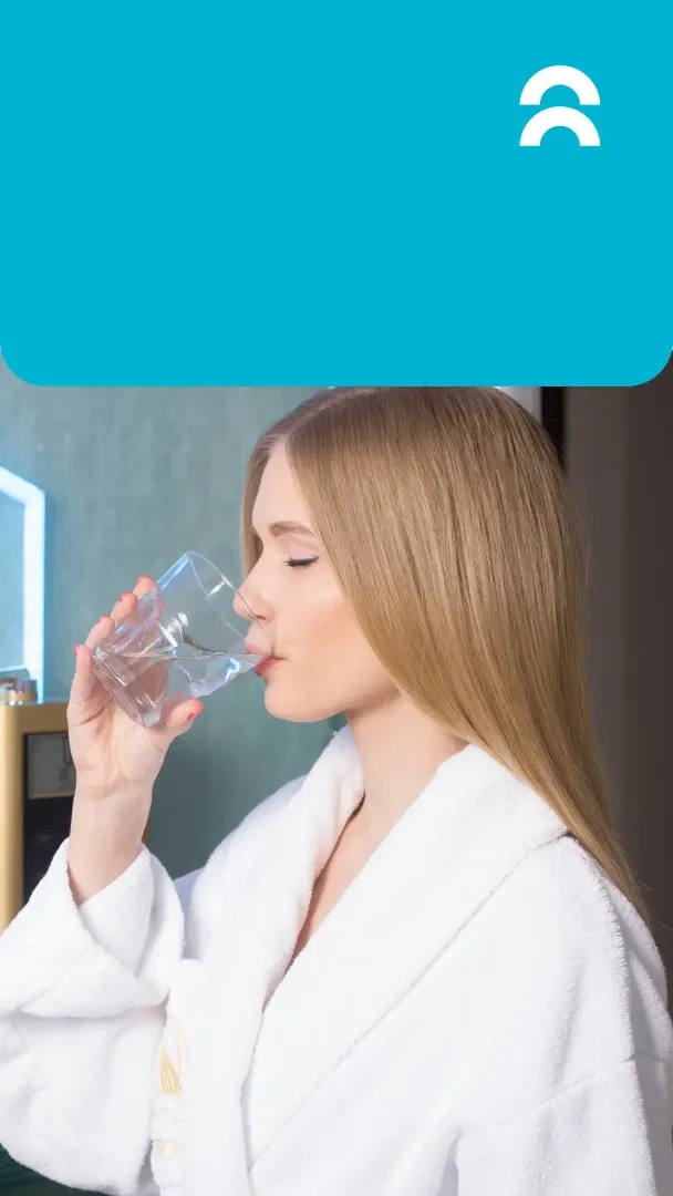 Девушка пьет воду