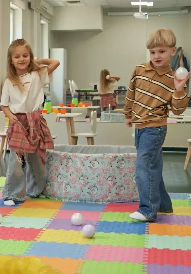 дети в детском клубе