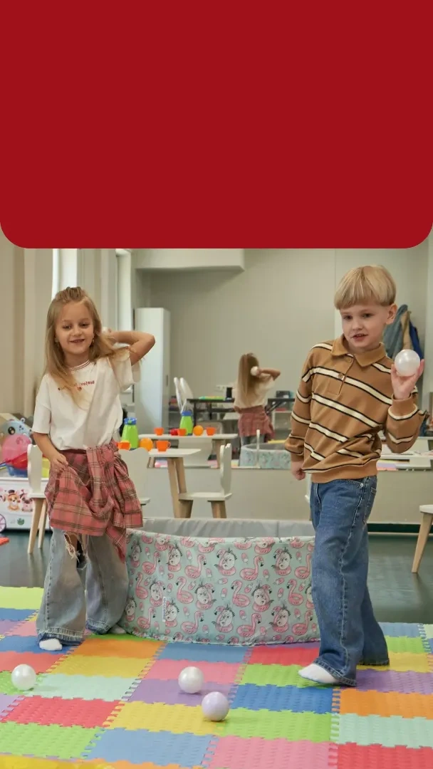 дети в детском клубе