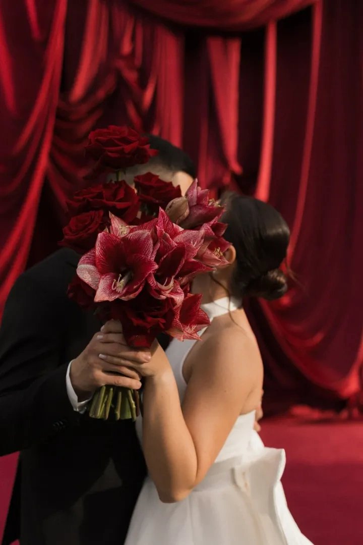 Влюблённая пара цветы