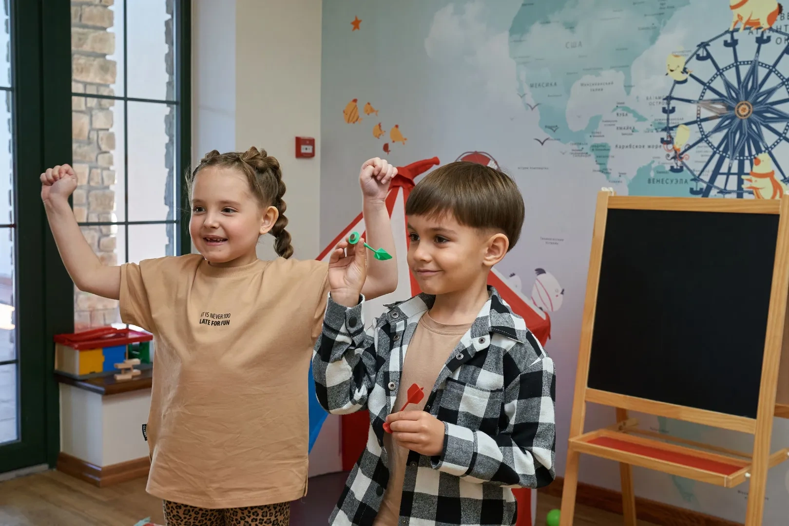 дети в детской комнате