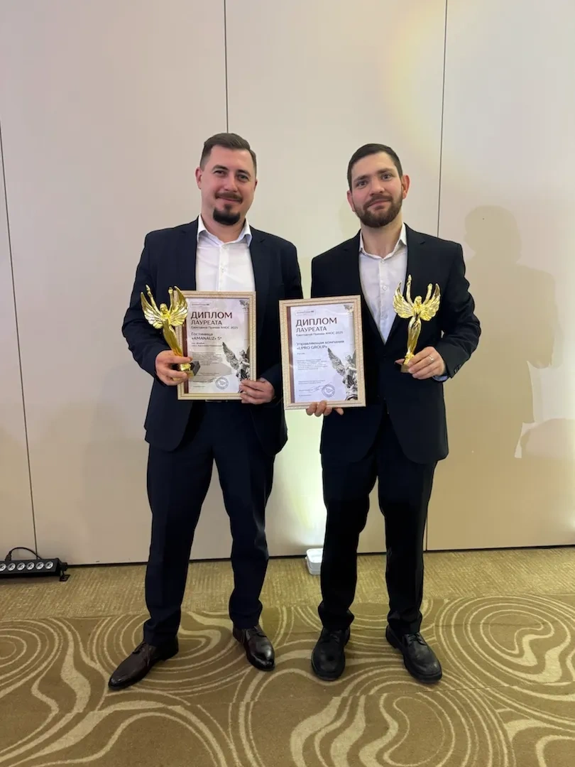 два человека с наградами