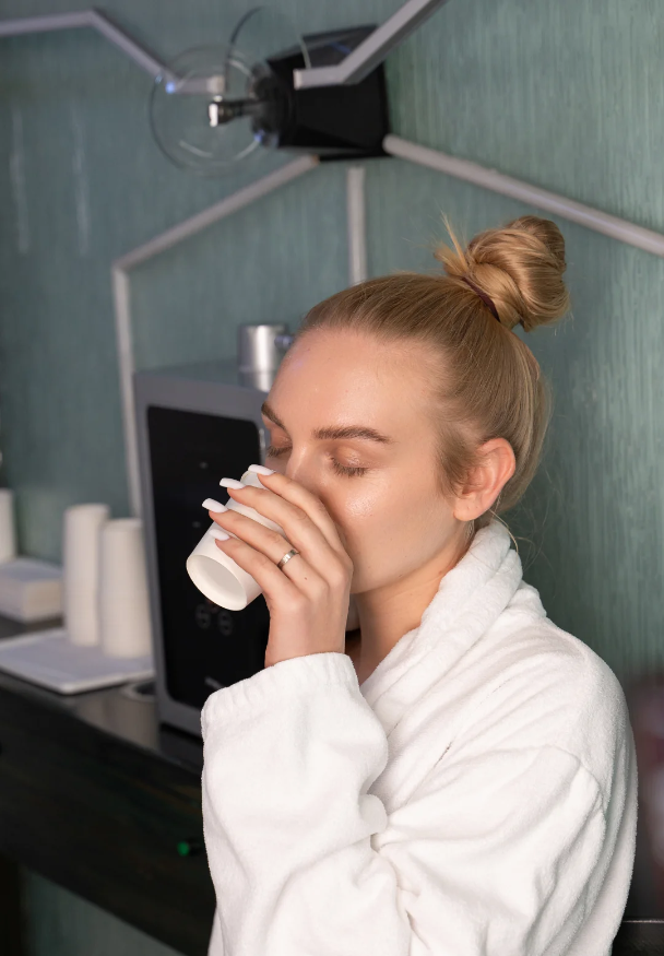 девушка пьет воду