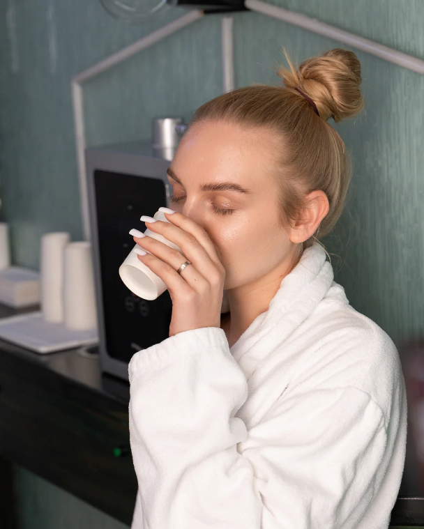 девушка пьет воду 