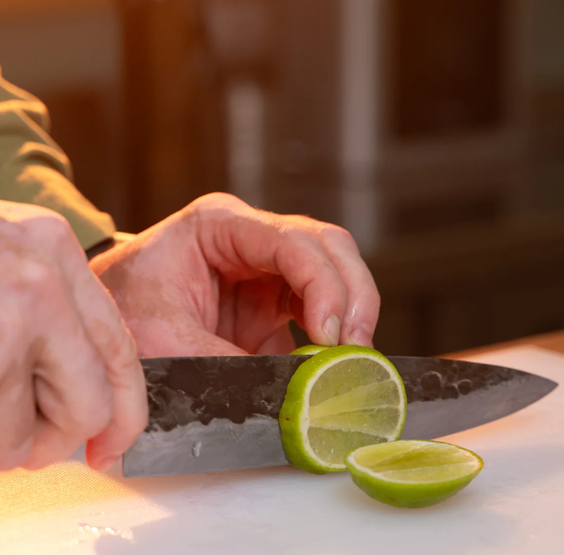 ножом разрезают лайм