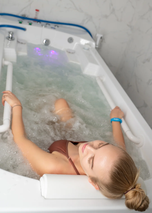 девушка лежит в ванной