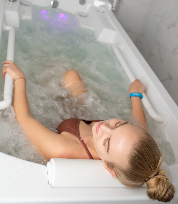 девушка в ванной