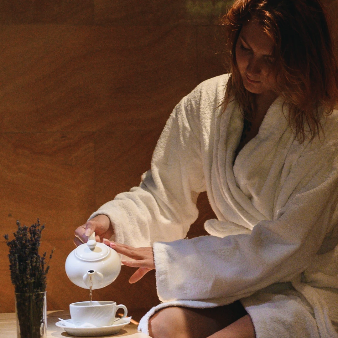 девушка наливает чай