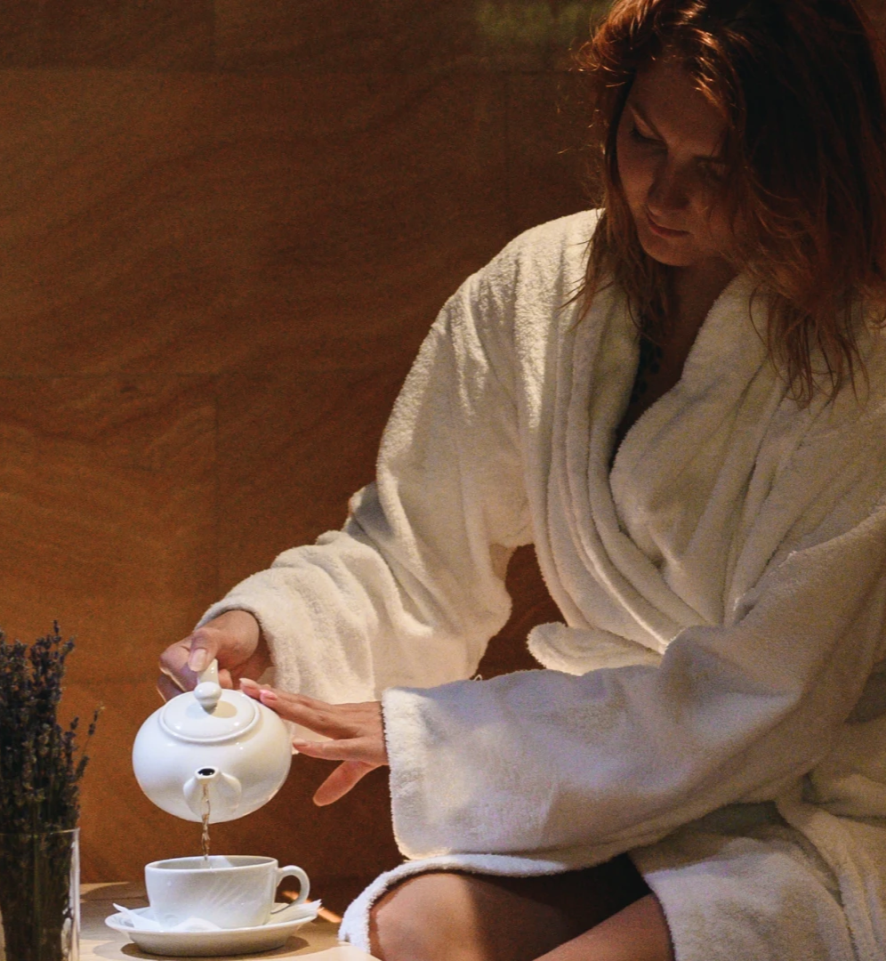 девушка наливает чай