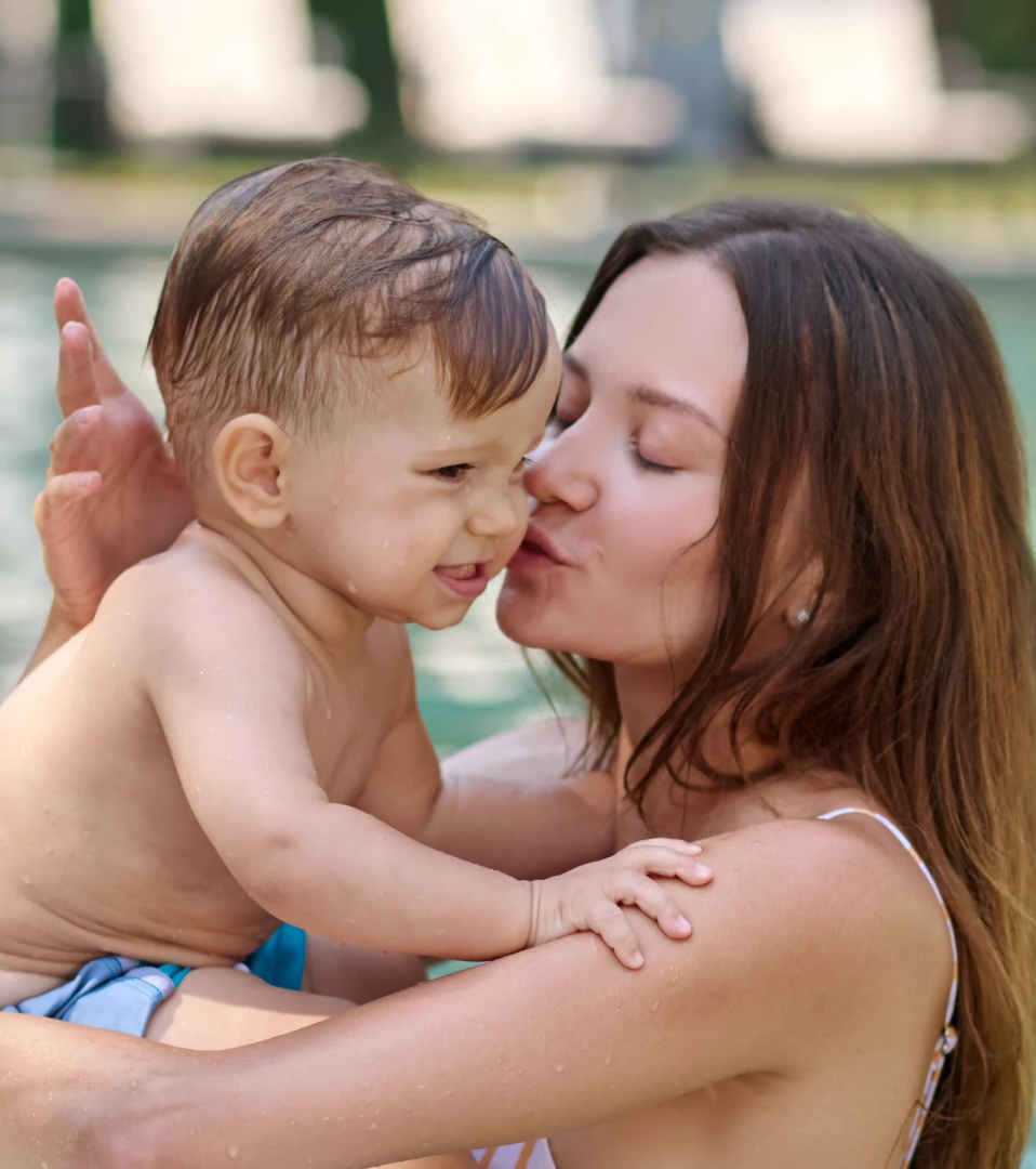 девушка целует ребенка